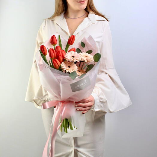 Авторский букет с герберами и тюльпанами