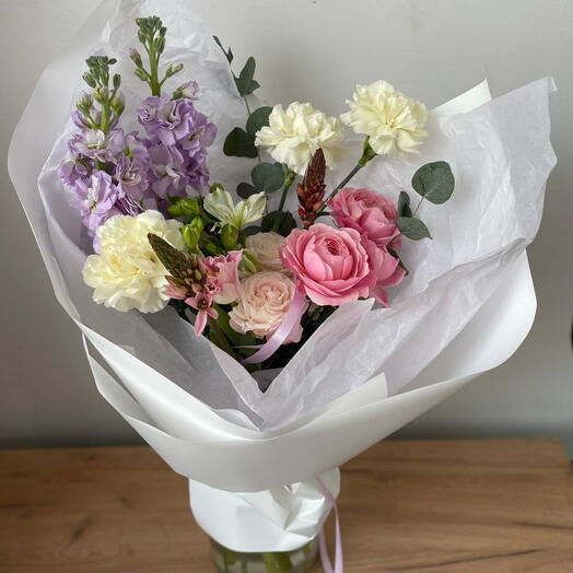 Букет с лиловыми красками к 8 Марта
