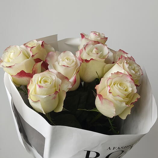 9 бело-розовых роз