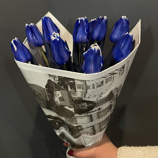 11 синих тюльпанов