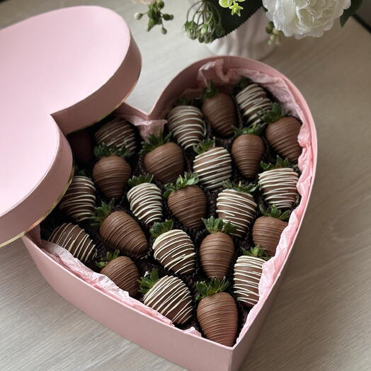 Клубника в шоколаде в розовом сердце