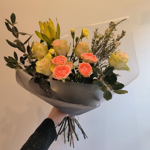 Букет Фейерверк с кустовыми розами ветками фейхоа ваксфлауэром леукодендроном и розами Фрутетто