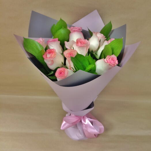 🌷 Букет из 11 бело-розовых роз и сочной зелени