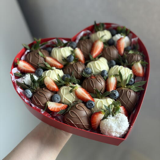 Сердце с клубникой в шоколаде