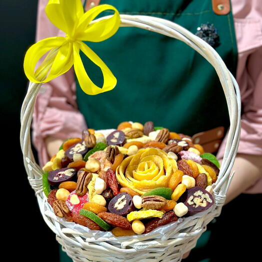 Композиция в корзине из сухофруктов и сладостей "Вкусный презент"