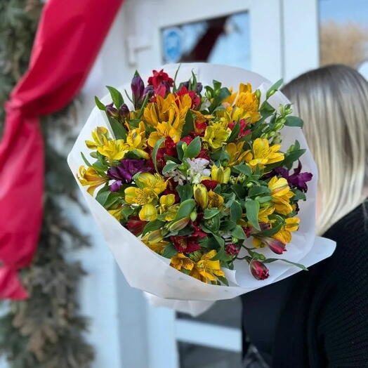 Букет "Микс из 25 ярких альстромерий в оформлении"