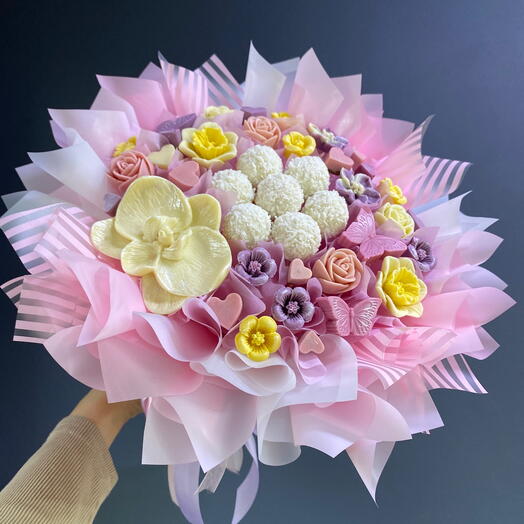 Нежно-розовый букет с шоколадными весенними цветами и Рафаэлло