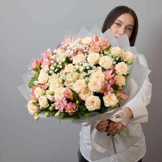 Букет с кустовыми розами и альстромерией (072)