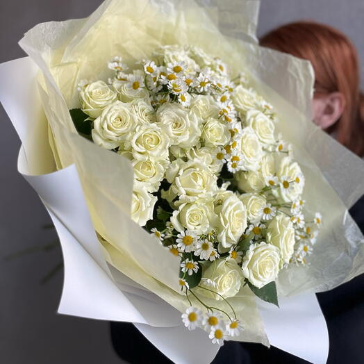 Букет из кустовых роз и ярких ромашек 💕🌸