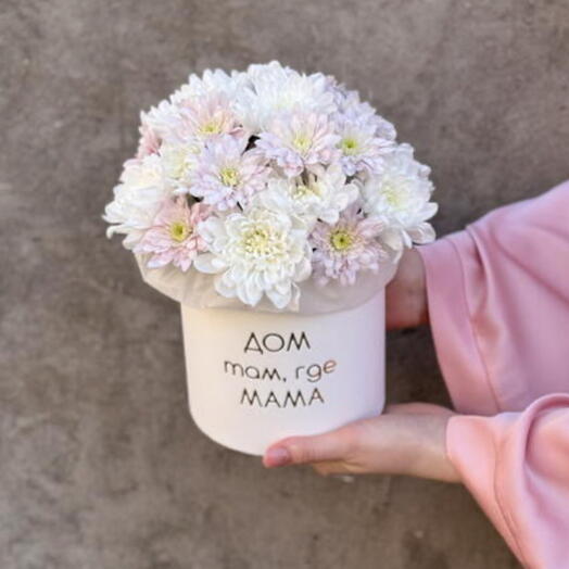 Композиция из хризантемы в коробочке «дом там, где мама»