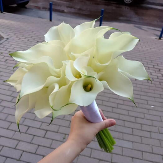 Свадебный букет невесты каллы и бутоньерка для жениха