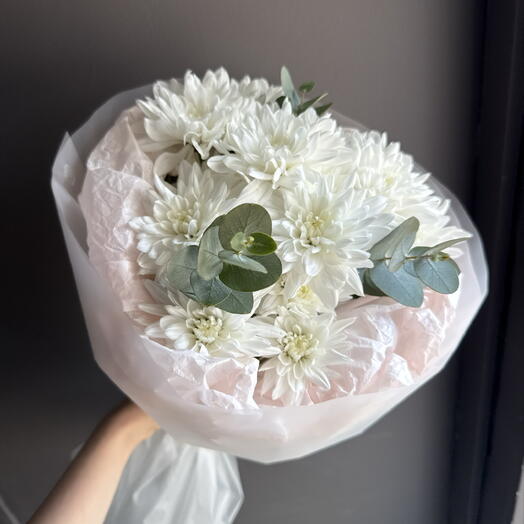 Букет-комплимент из кустовой хризантемы и эвкалипта