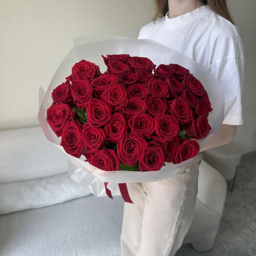 Букет красных роз 35 штук