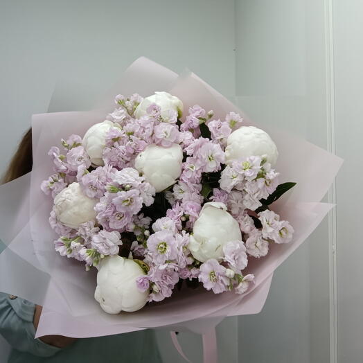 Букет ароматный пион с маттиолой кустовой peony