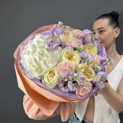 Букет  матиолла , роза пионовидная, гортензия