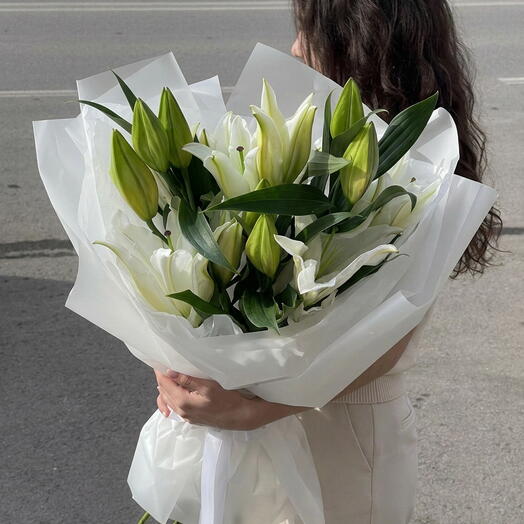 Букет цветов из белых лилий
