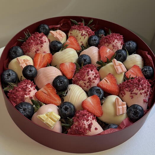 Клубника в форме круга микс с голубикой и клубникой