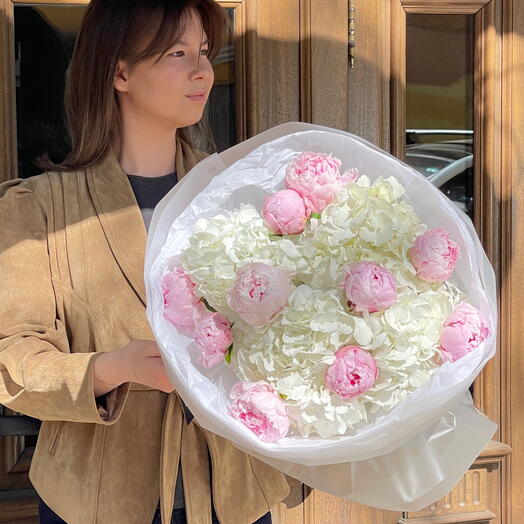 Букет из белоснежных гортензий и пионов 🌸