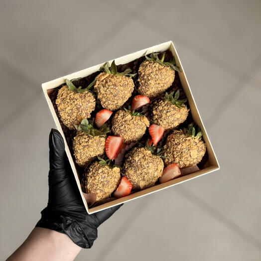 Клубника в шоколаде с вафельной крошкой
