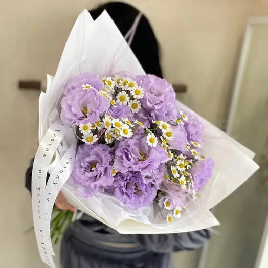 Букет из эустому и матрикарии 💜
