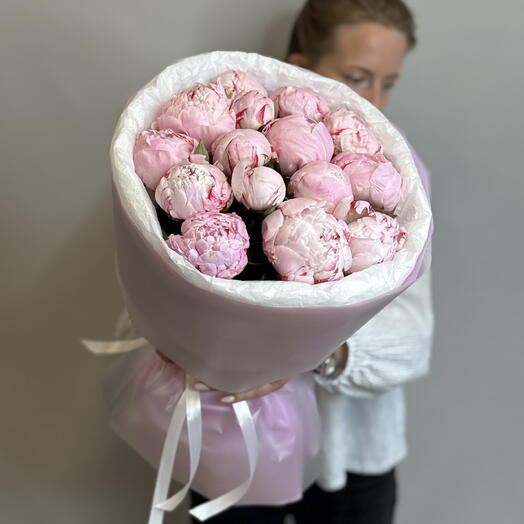 Букет из 15 розовых пионов
