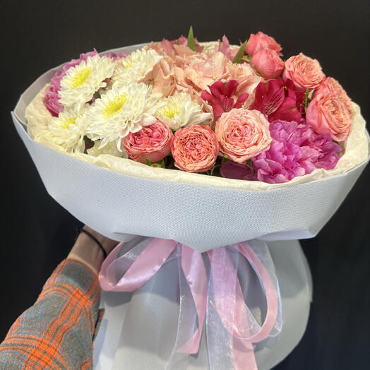 Букет кустовая роза, гортензия, пионы, хризантема
