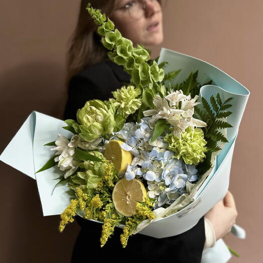 Цитрусовый букет «Звездное лето» (гортензия, молюцелла, вегги, солидаго)