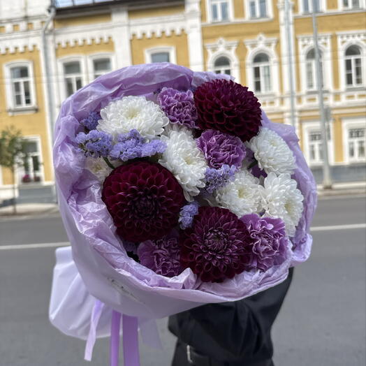 Лавандовый букет с пышными георгинами и ажурной статицей