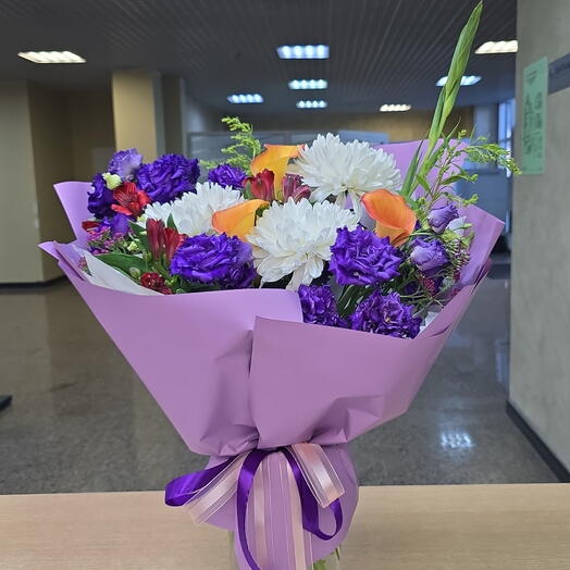 Авторский букет с одноголовой хризантемой и каллами