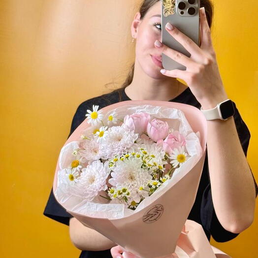 Букет комплимент из хризантем, ромашек и кустовых роз