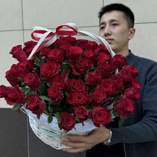 51 роза в корзине