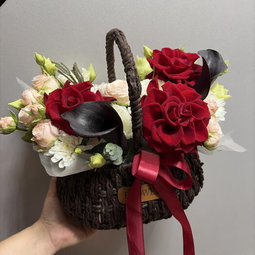 Корзина с красными розами и каллами