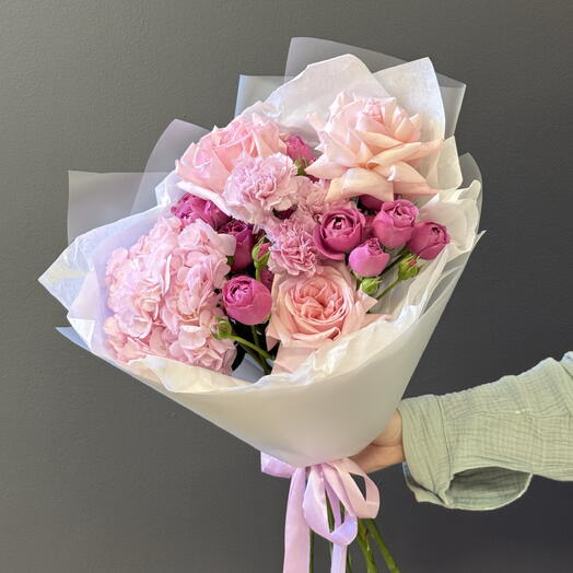 Пышный букет из пионовидных кустовых роз, гортензии и гвоздик ароматный 💗