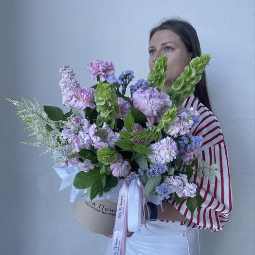 Сиреневая коробка с пионами