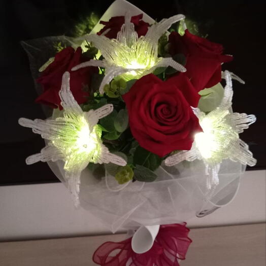 Amazing  Lilies and 4 Roses Ecuador 80 sm in a luxury textile design