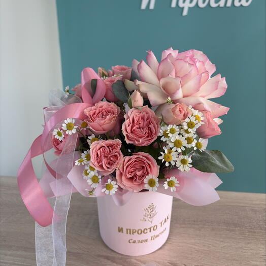 Розовая шляпная коробка с цветами
