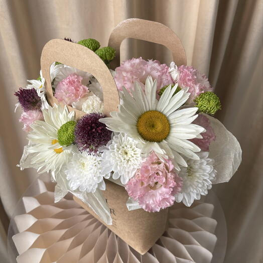 Композиция с ромашками, хризантемой и эустомой в крафтовой сумочке 🌼