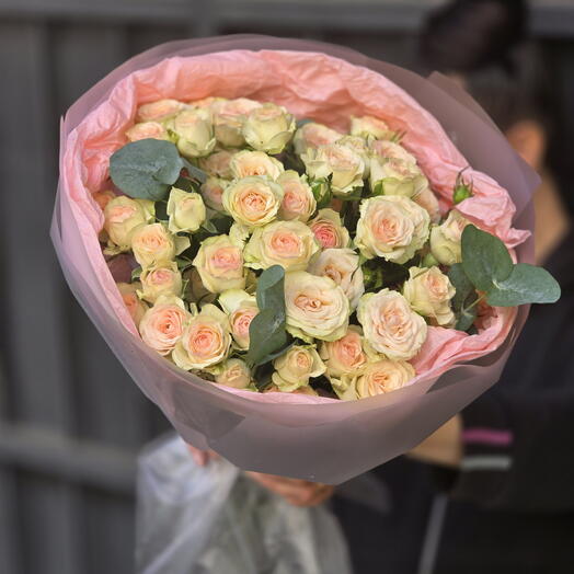 Букет кустовых роз 15 шт