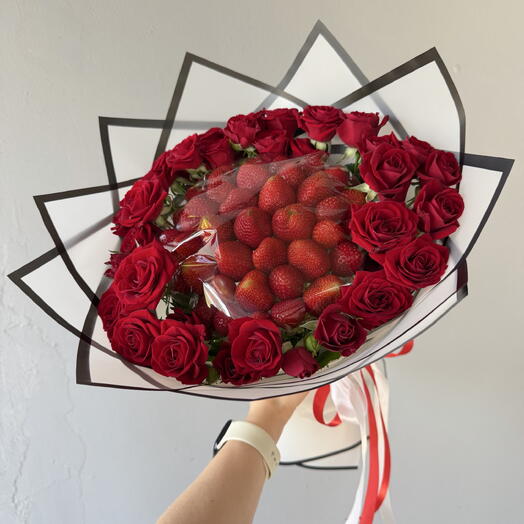 Букет из роз и свежей клубники