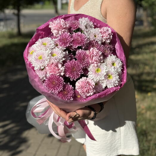 Букет с хризантемой и гвоздикой