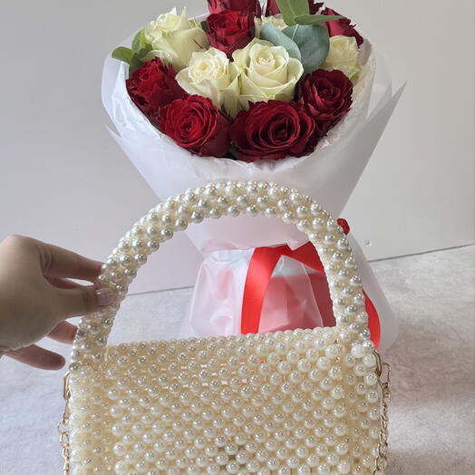 Классический дуэт из букета роз и жемчужной сумочки ручной работы 🐚 💐