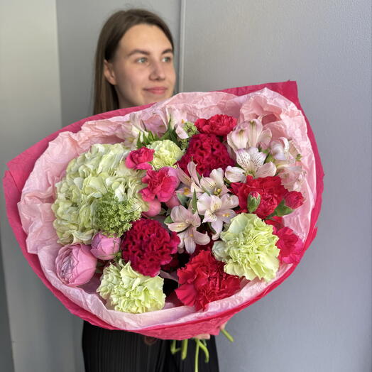 Букет лайм-фуксия с целозией, гортензией и пионовидными кустовыми розами