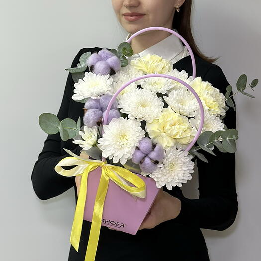 Дофаминовая композиция из кустовых хризантем, кремовых диантусов, хлопка и эвкалипта