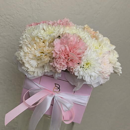 Нежная композиция из разноцветных диантусов и хризантемы🌸