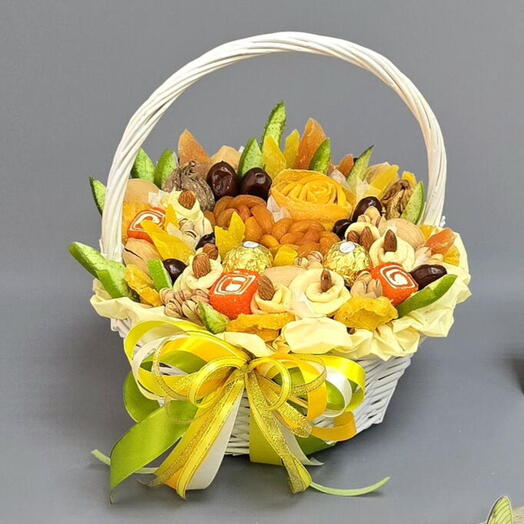 Корзина с сухофруктами, орехами и сладостями
