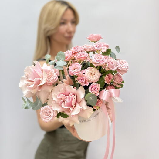 Кустовые розы в коробке🌸