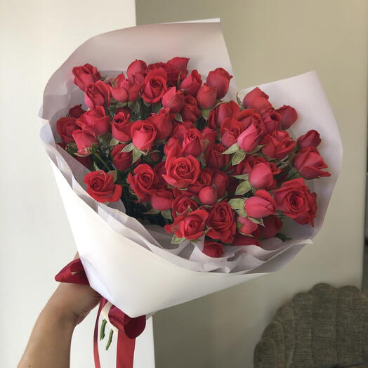 Букет комплимент из красных кустовых роз