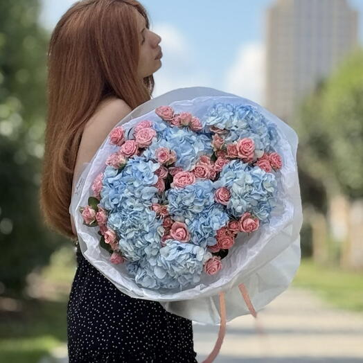Авторский букет с гортензией и кустовыми розами