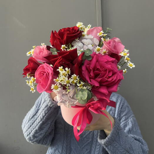 Композиция в шляпной коробке с розами и гортензией 💝