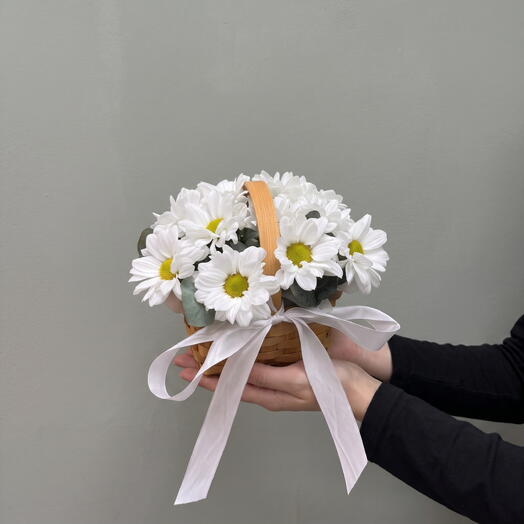 Композиция в плетёной корзинке с ромашковой хризантемой — милый и уютный подарок